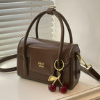 Damen Mini-Handtasche mit eleganter Struktur und charmantem Anhänger