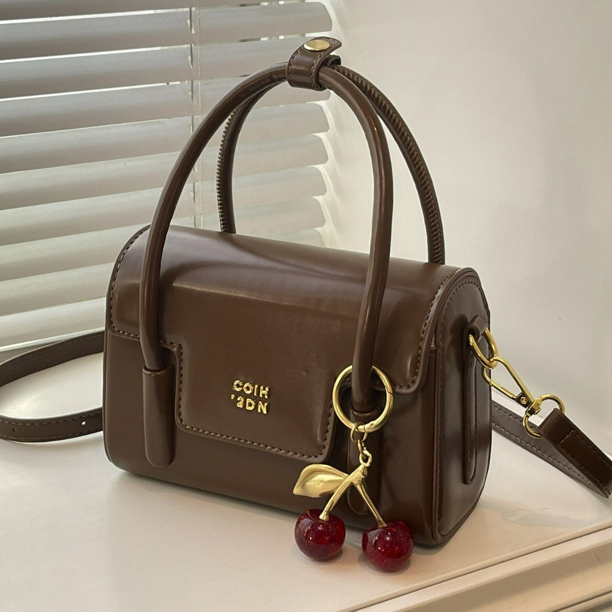 Damen Mini-Handtasche mit eleganter Struktur und charmantem Anhänger