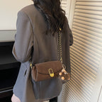 Damen Schultertasche mit dekorativem Anhänger und luxuriösem Kettenriemen