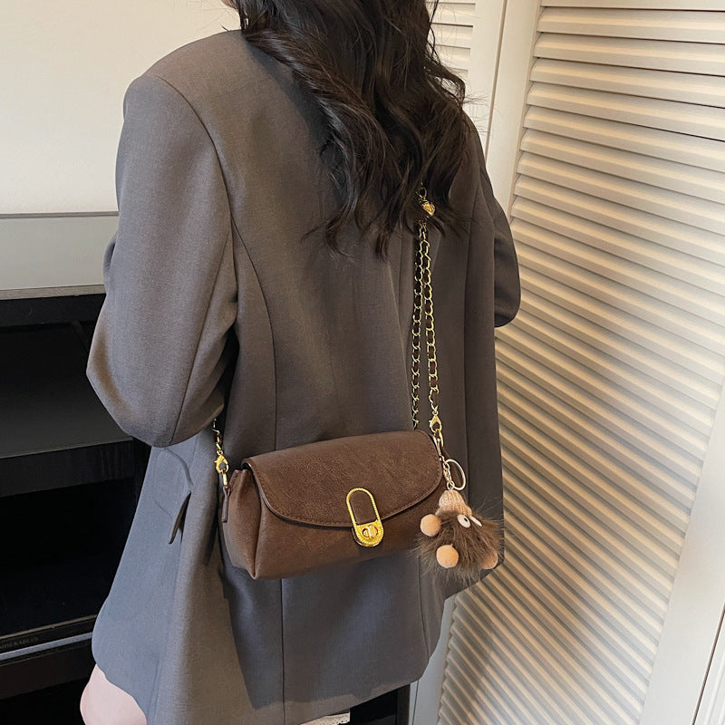 Damen Schultertasche mit dekorativem Anhänger und luxuriösem Kettenriemen