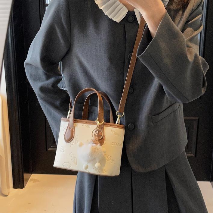 Damen Mini-Handtasche mit süßem Anhänger