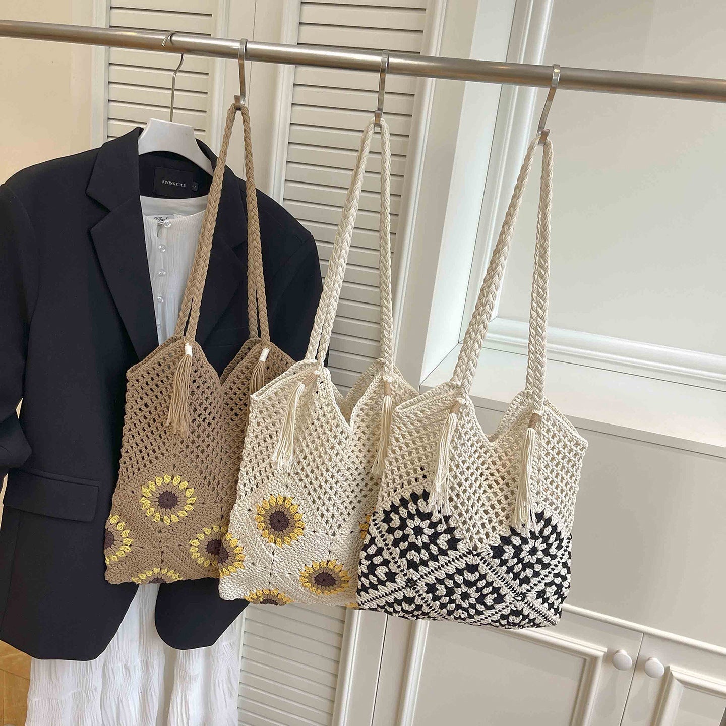 Damen gehäkelte Schultertasche mit verspielten Sonnenblumenapplikationen