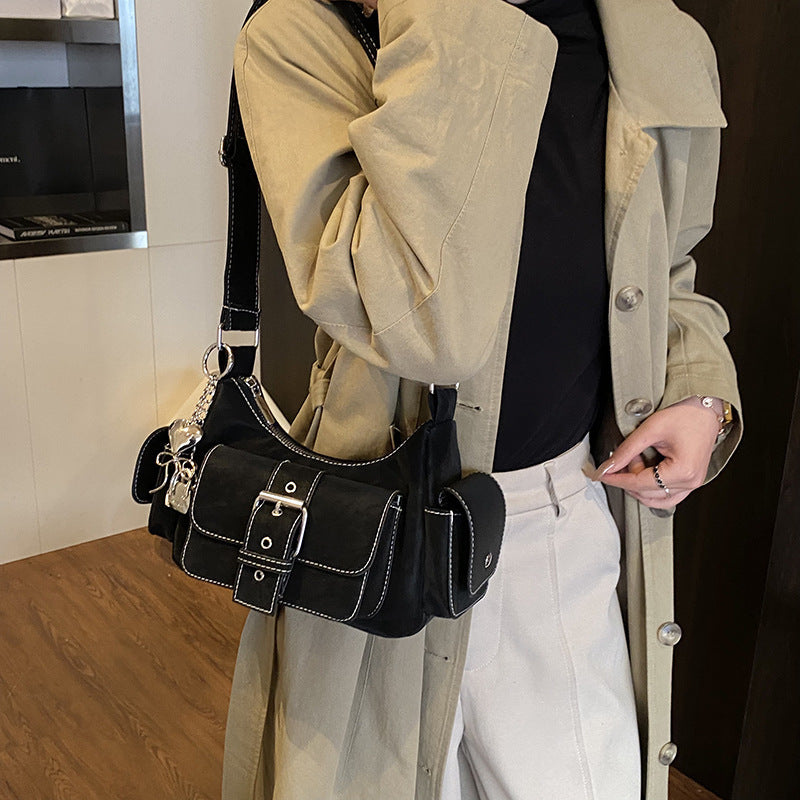 Damen Schultertasche im modernen Design mit praktischen Fächern