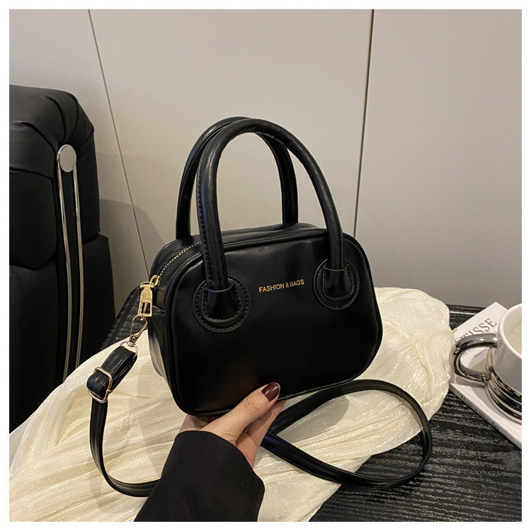 Modische Damenhandtasche mit eleganten Zuggriffen und abnehmbarem Schultergurt