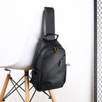 Sling-Rucksack mit flexibler Fächeraufteilung und wasserabweisendem Material