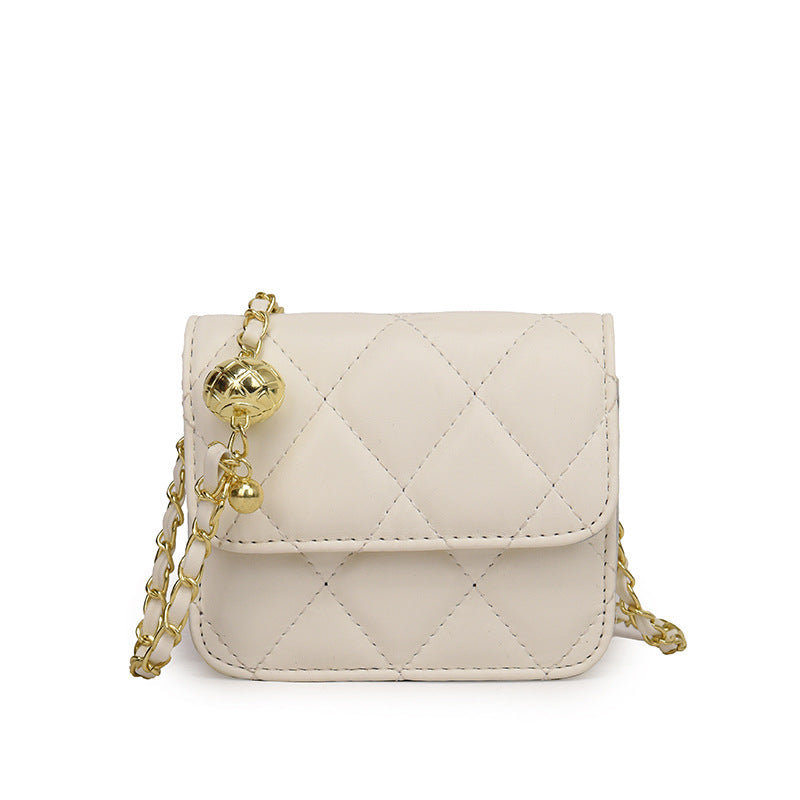 Damen Mini Umhängetasche mit glänzender Kette und charmantem Anhänger
