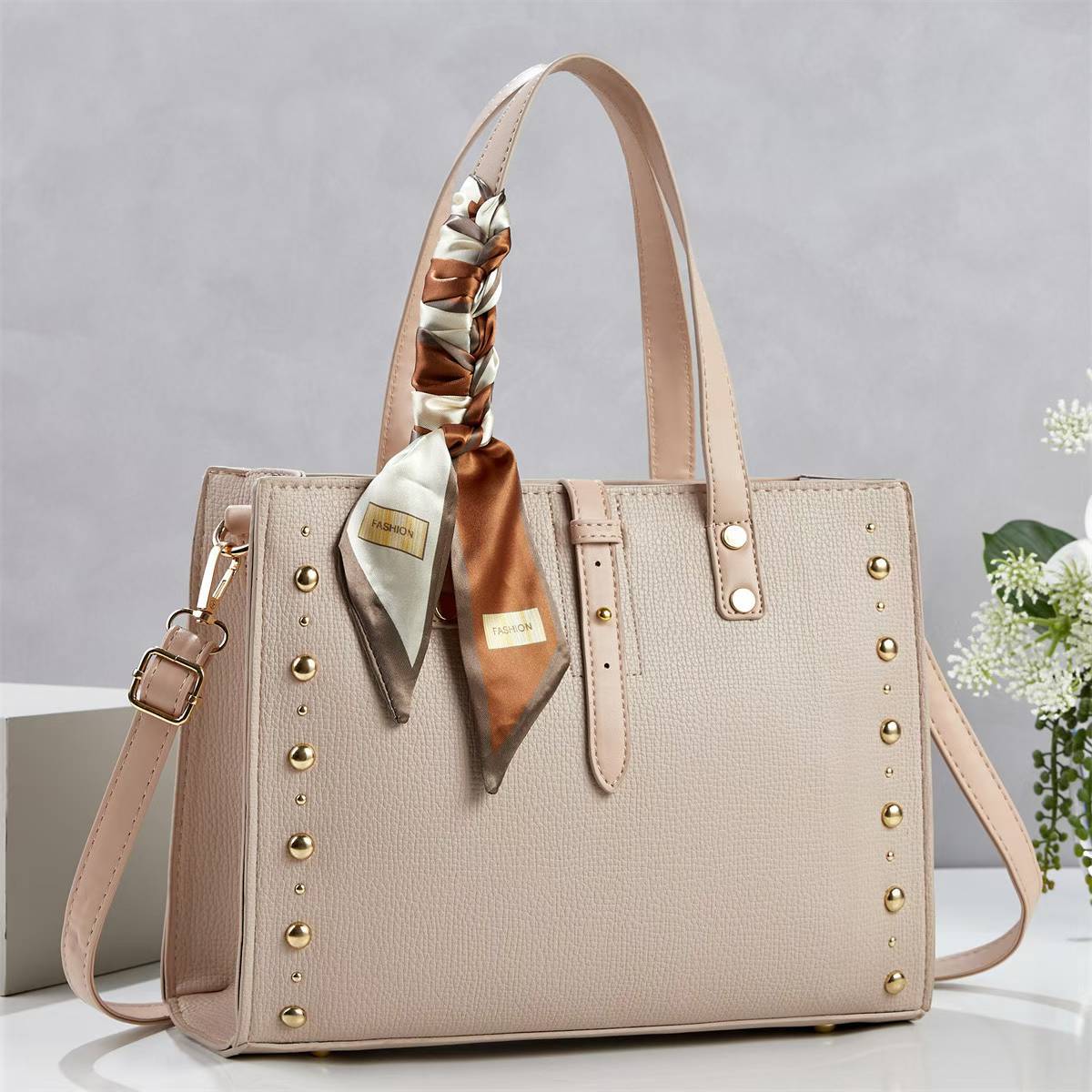 Damen elegante Tragetasche mit goldenen Nieten und modischem Schal