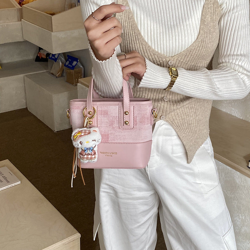 Damen Mini Schultertasche mit süßem Anhänger