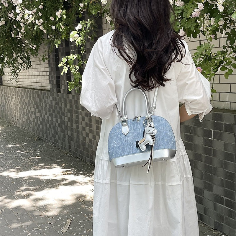 Damen Mini-Handtasche mit Tieranhänger und modischem Denim
