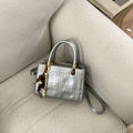 Damen Mini-Handtasche mit eleganter Struktur und goldenen Akzenten