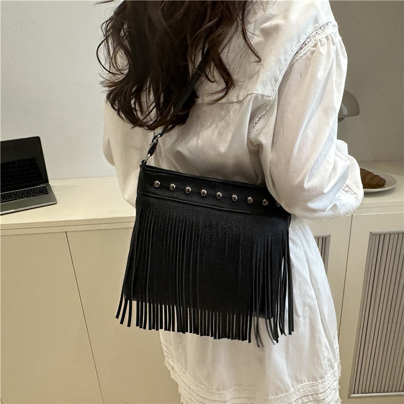 Damen Schultertasche mit Fransen und Nieten