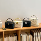 Damen Mini-Handtasche mit goldener Kettenakzent und strukturiertem Design