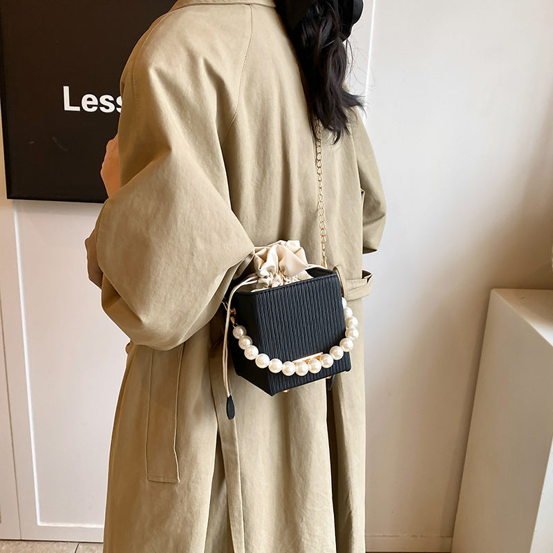 Damen Mini-Handtasche mit abnehmbarer Perlenkette