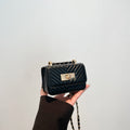 Damen Mini-Handtasche mit gestepptem Design und goldenem Verschluss
