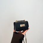 Damen Mini-Handtasche mit gestepptem Design und goldenem Verschluss