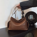 Damen Schultertasche aus hochwertigem synthetischem Leder mit einem stilvollen Design