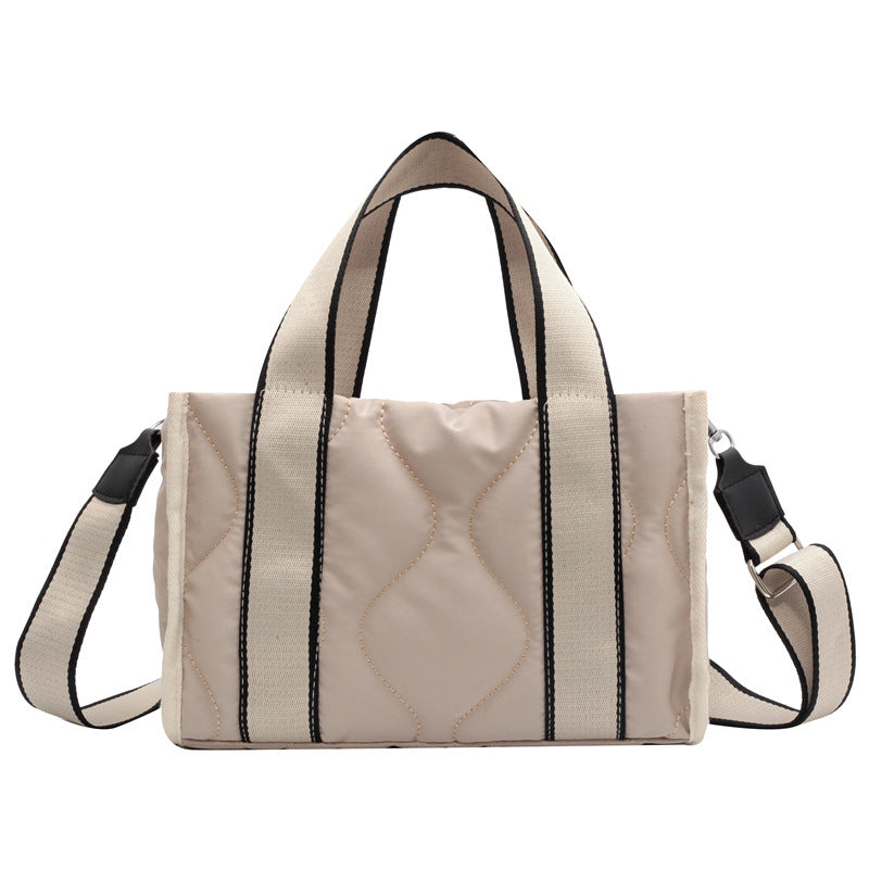 Praktische Schultertasche für Damen mit strukturierten Details