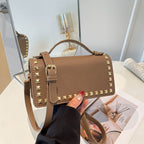 Damen Mini-Handtasche mit funkelndem Obermaterial und goldenen Nieten