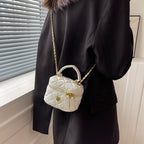 Damen Mini-Tasche im eleganten, gesteppten Design mit goldenen Akzenten
