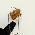 Damen Mini-Handtasche mit dekorativem geflochtenem Muster und verspieltem Anhänger