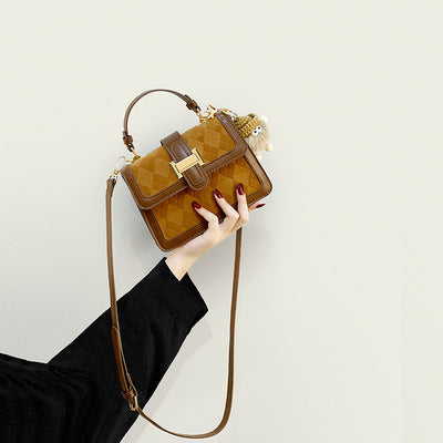 Damen Mini-Handtasche mit dekorativem geflochtenem Muster und verspieltem Anhänger
