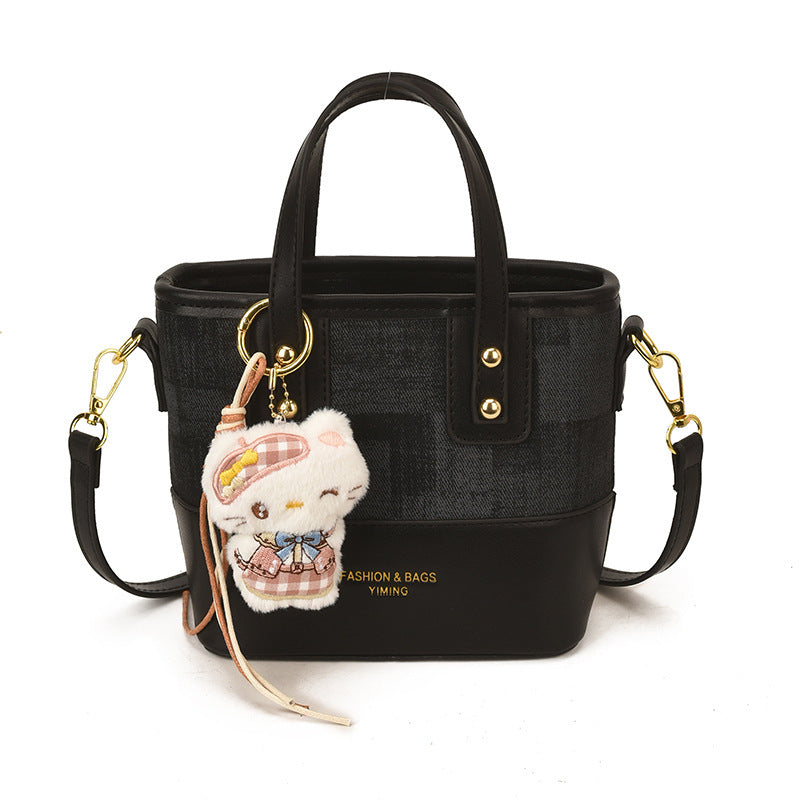 Damen Mini Schultertasche mit süßem Anhänger