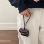 Damen Mini-Handtasche aus hochwertigem Kunstleder mit verspieltem Verschluss