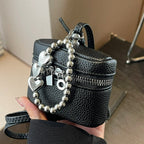 Damen Mini Schultertasche mit dekorativem Herzanhänger