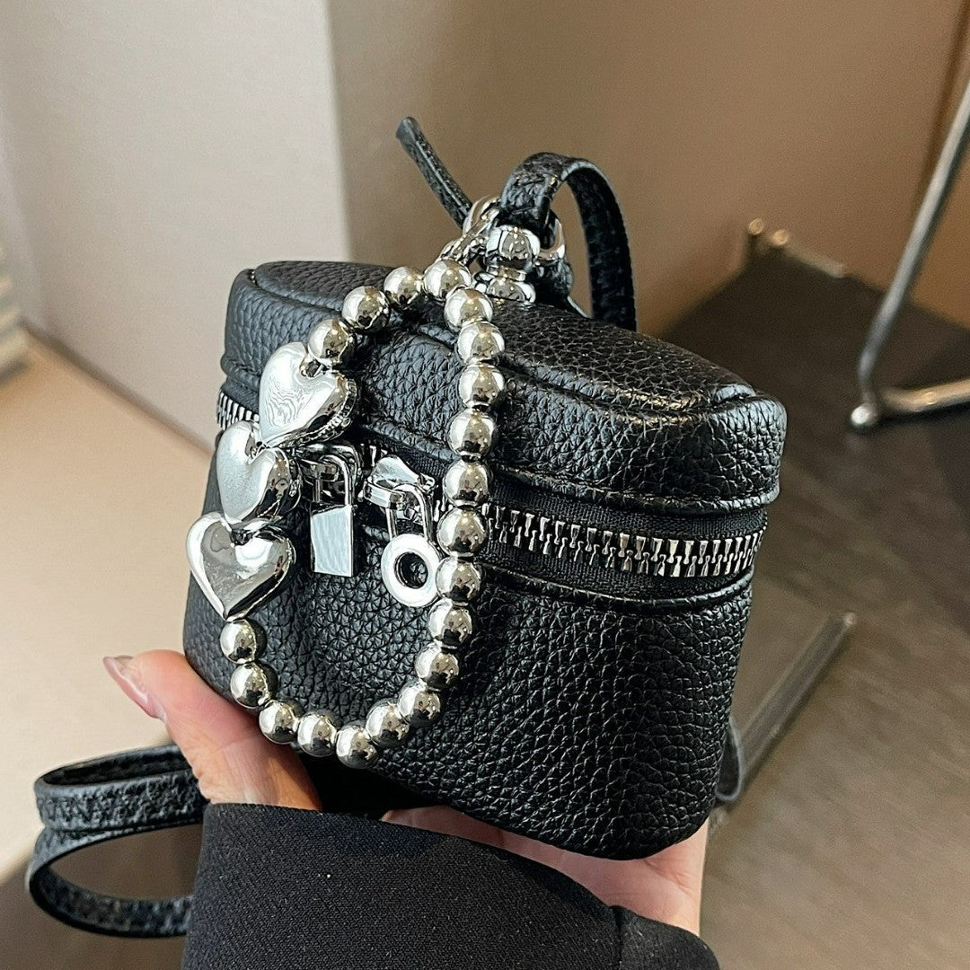 Damen Mini Schultertasche mit dekorativem Herzanhänger