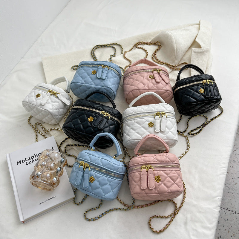 Damen Mini-Tasche im eleganten, gesteppten Design mit goldenen Akzenten