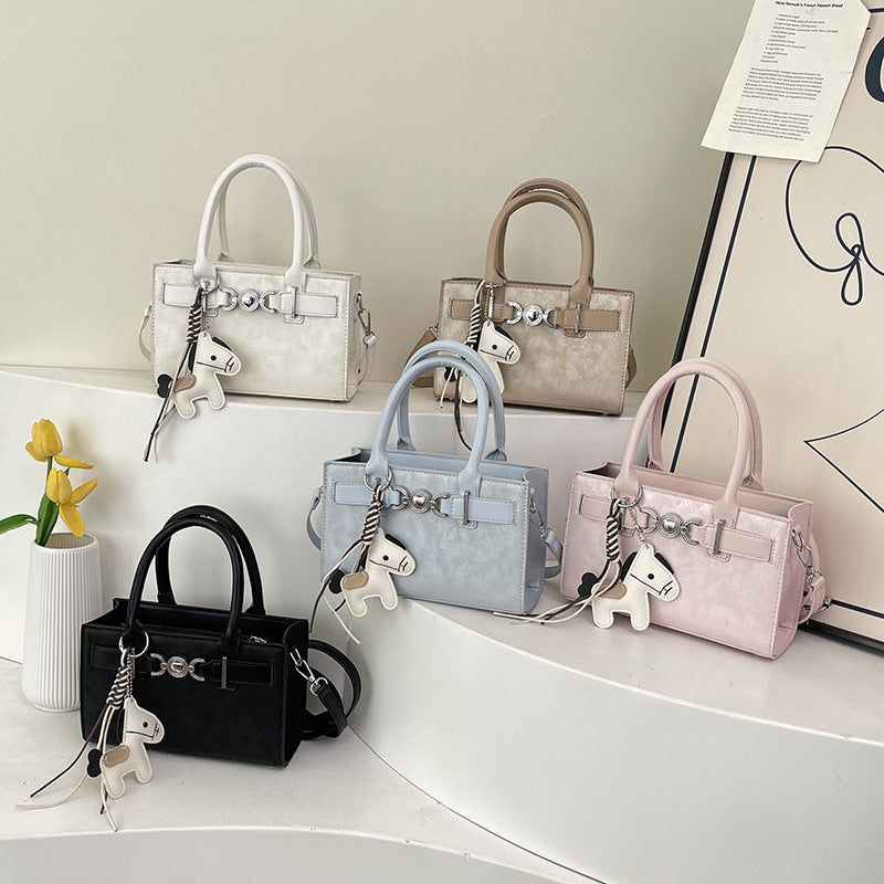 Damen Mini Handtasche mit charmantem Anhänger