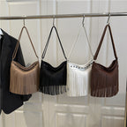 Damen Schultertasche mit Fransen und Nieten
