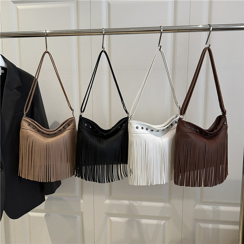 Damen Schultertasche mit Fransen und Nieten