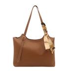 Damen elegante Tote-Bag mit feinem Tragegurt und modischen Accessoires