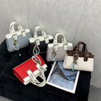 Damen Mini-Handtasche mit verspieltem Anhänger und elegantem Design