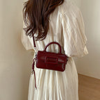 Damen Mini-Handtasche mit dekorativem Druckverschluss