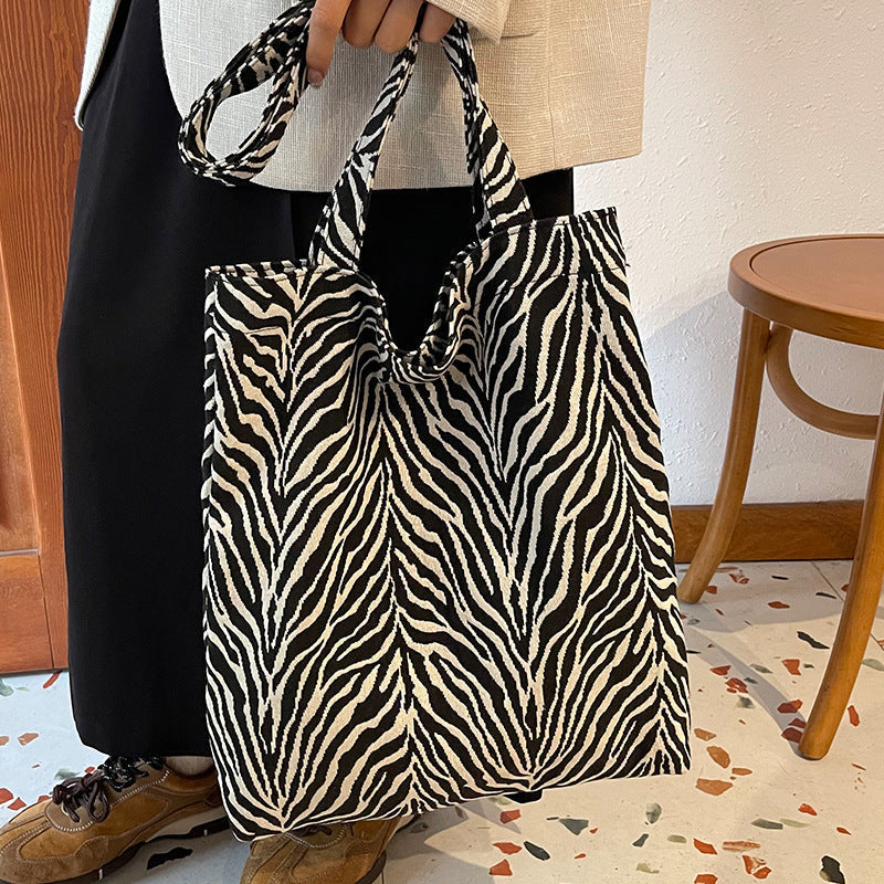 Damentasche aus Jute mit auffälligem Zebra-Muster