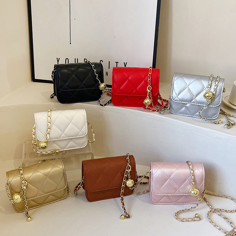 Damen Mini Umhängetasche mit glänzender Kette und charmantem Anhänger