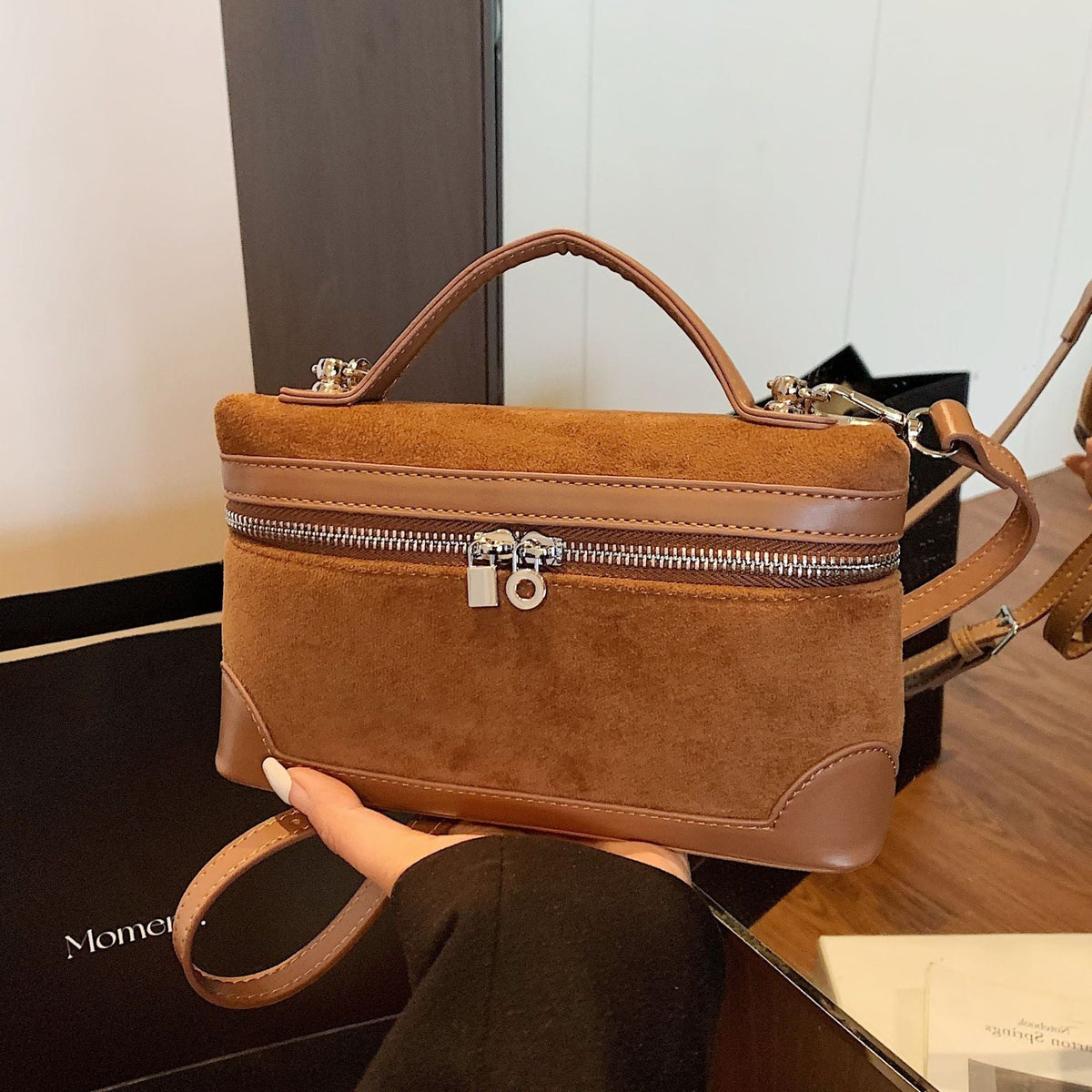 Damen Schultertasche aus weichem Wildleder mit praktischen Fächern