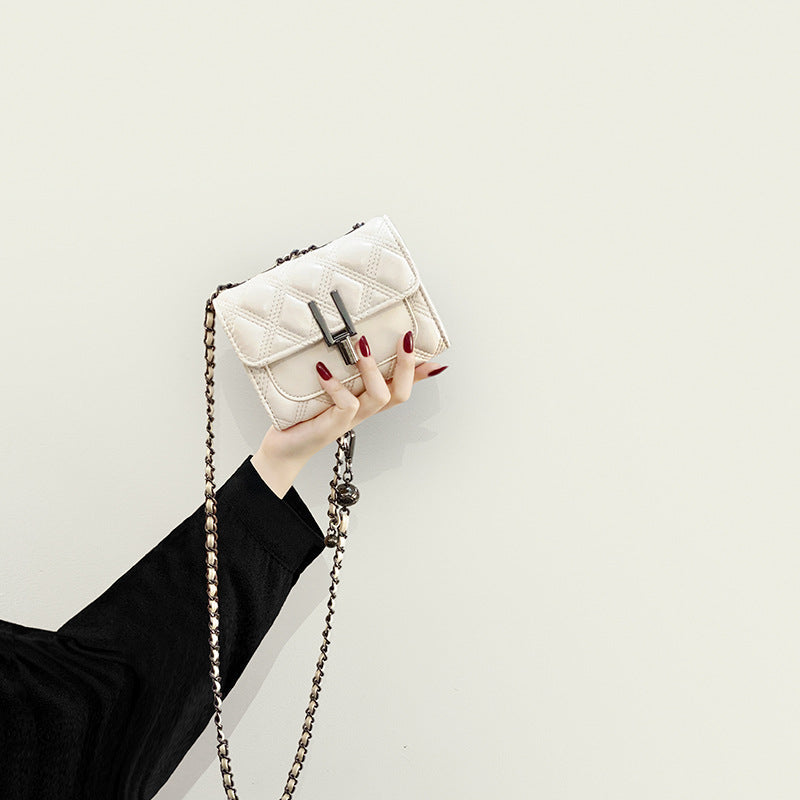 Damen Mini-Clutch mit elegantem Kettenriemen und luxuriösem gesteppetem Muster