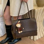 Damen modische Schultertasche mit charmantem Anhänger