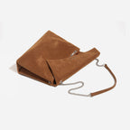 Frauen Clutch aus glänzendem synthetischem Leder mit dekorativem Kettenriemen