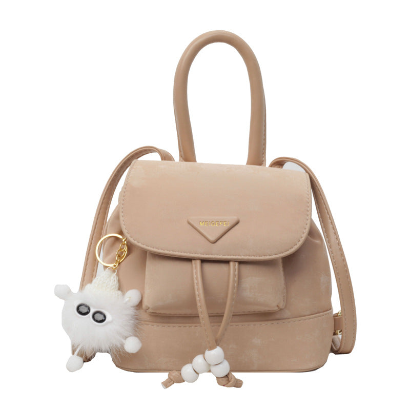 Damen Mini-Rucksack mit verspieltem Design und plüschigem Anhänger