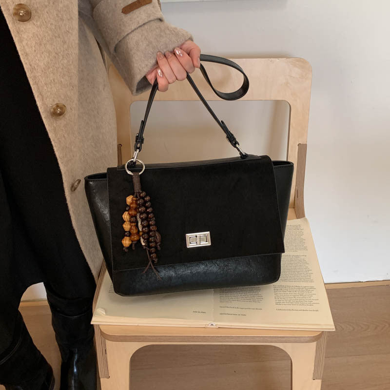 Damen elegante Schultertasche aus hochwertigem Kunstleder mit verspieltem Charme