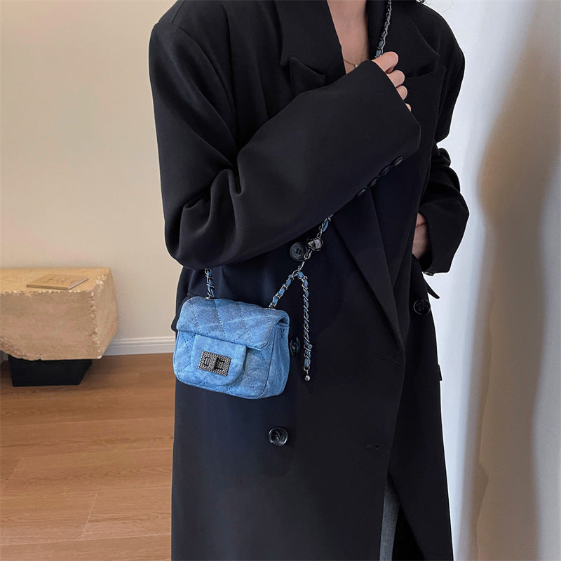 Damen Mini-Handtasche mit gepolstertem Design und elegantem Kettenriemen