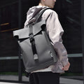 Faltbarer Rucksack mit wasserdichtem Material und minimalistischer Ästhetik