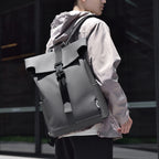 Faltbarer Rucksack mit wasserdichtem Material und minimalistischer Ästhetik