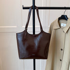 Damen elegante Handtasche aus hochwertigem Kunstleder mit verspieltem Anhänger