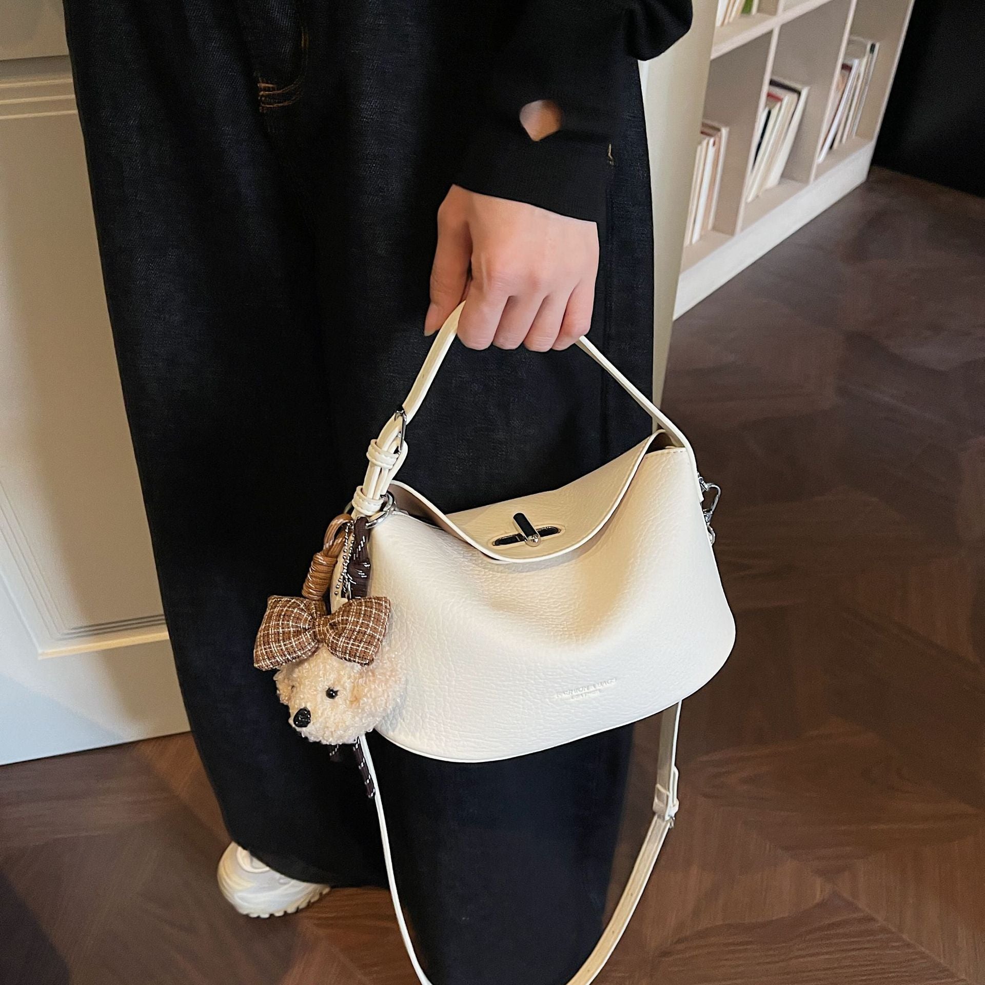 Damenschultertasche mit charmantem Anhänger und elegantem Design