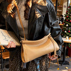 Elegante Schultertasche für Damen mit modernem, kurvigen Design